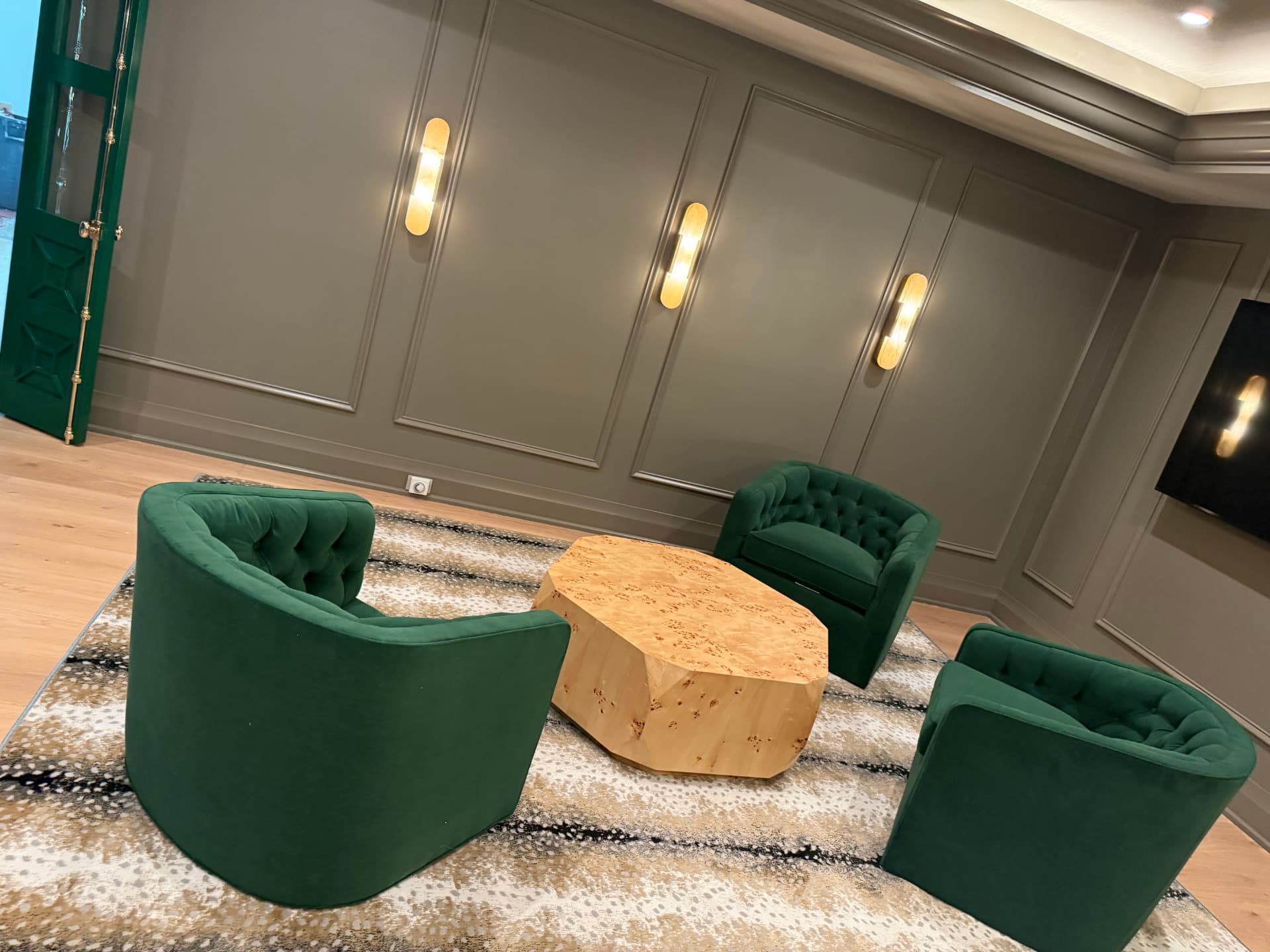 Residential Lounge & Bowling Alley
7,500 SqFt Home | 200+ Items Installed